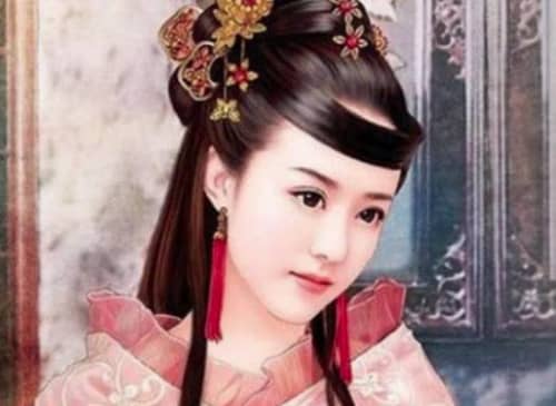 她本是皇叔侍女，被皇帝看上养在宫外，死后才有身份