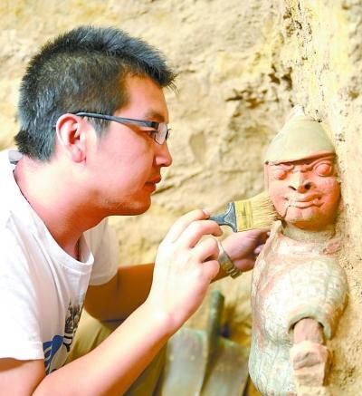 山西大同发现北魏石椁墓 出土彩陶随葬品