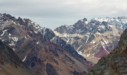 作为世界上最高的死火山，阿空加瓜山的海拔是多少？